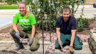 Beim Ausbildungskurs auf der Buga zeigen angehende Landschaftsgärtner wie Franziska Mann und Elias Voulgaris, was sich mit Natursteinen alles machen lässt.
