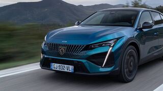 Zwei LED-Streifen in Form von Fangzähnen, die in den Stoßfänger übergehen, nehmen die Löwenthematik des Markenlogos beim Peugeot 408 auf.