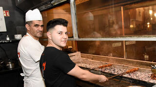 Slav Yordanov und Medeni Yilmaz kümmern sich um die Fleischspieße für die Spezialität Adana Kebap im Türk Sofrasi Ocakbasi.