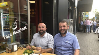 Fatih Ekinci und Mehmet Uzun genießen das Pide im Uzun Tasfirini.