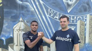 Jonas Albenas (links) wird von SV Waldhof Geschäftsführer Tim Schork begrüßt.