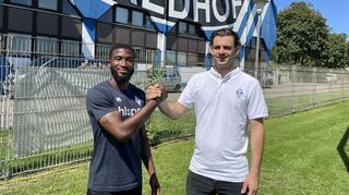 Kelvin Arase (links) wechselt vom Karlsruher SC zum SV Waldhof Mannheim.