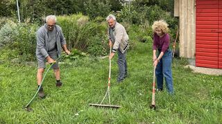 Im Allmende Waldgarten packen Dietz Wacker (v.l.), Alois Danzer und Anne Neuberger-Hoffmann mit an.