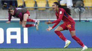 Pure Freude: Die Spanierin Salma Paralluelo lässt ihren Emotionen nach ihrem Tor in der Verlängerung gegen die Niederlande freien Lauf.
