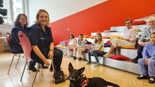 Hunde ausnahmsweise erlaubt! Die Lesehunde in der Stadtbibliothek sollen Kinder für Bücher begeistern