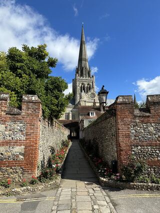 Die Kathedrale von Chichester ist allgegenwärtig im Stadtbild.
