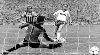 Alfred Schöns Sternstunde: Schon nach sieben Minuten erzielte der SVW-Profi (links) das erste Bundesliga-Tor der Mannheimer. Keeper Burdenski ist machtlos.