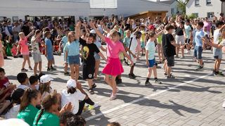 Mit einem bewegten Fest ging das Schuljahr an der Goetheschule zu Ende. Für das neue Schuljahr hofft die Schulleiterin auf zusätzliches Geld für Lehrkräfte.