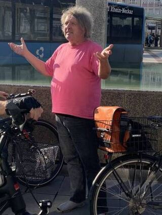 Helmut Buchholz weiß zu jeder Station auf der Tour Wissenswertes zu berichten.