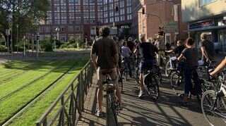 Der Leichenwagen drehte vor der Beisetzung des Altkanzlers eine letzte Runde um den Ludwigsplatz. Auch bei der Radtour geht es einmal um die Anlage.