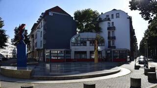So sieht der Platz jetzt aus. Im Vordergrund die Hajek-Kunstwerke.