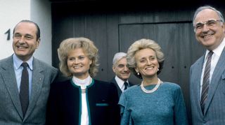 Kanzler Helmut Kohl (rechts) hat auch mit vielen Staatsbesuchen Ludwighafen geprägt. Der französische Premierminister Jacques Chirac (l) und seine Frau Bernadette (2.v.r.) stehen während eines Besuchs 1986 mit Hannelore Kohl in Ludwigshafen-Oggersheim.