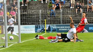 Waldhofs Pascal Sohm trifft zur 1:0-Führung. Noch vor der Pause steuerte der Stürmer zwei weitere Treffer zum späteren 4:0-Sieg gegen Eppingen bei.
