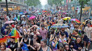 Auch der Regen hielt die Menschen beim CSD in Mannheim nicht davon ab, weiter zu laufen.