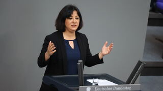 Gökay Akbulut (Die Linke) spricht bei der 100. Sitzung des Deutschen Bundestages. Debattiert wird die Weiterentwicklung der Fachkräfteeinwanderung. +++ dpa-Bildfunk +++