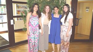 Leitet den Mentoren-Club: Amely Wagner (2. v.l.) mit Özge Yildiz, Sama Ibrahim und Aydan Ucar (von links).