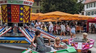 Beim Flug mit dem „Euro Jet“ haben die jüngsten Besucher der Kerwe in Ladenburg ihren Spaß.