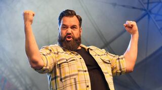 Lässt auch in Trio-Besetzung musikalisch die Muskeln spielen: Laith Al-Deen beim Open Air auf der Hauptbühne der Bundesgartenschau.