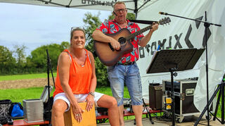 Macht seine Sache beim sonntäglichen Frühschoppen in der Kerwe-Klause der ASV-Ringer bestens: Das Altstadt-Duo Iris und Andreas Lange aus Ladenburg.