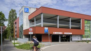 Das neue Parkhaus in der Heidelberger Südstadt erfasst die Kennzeichen der Ein- und ausfahrenden Fahrzeuge. Ein Ticket muss man nicht mehr ziehen.