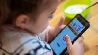 Selbst kleine Kinder verbringen viel Zeit an Smartphones.