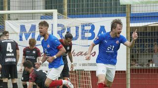 Marcel Titsch-Rivero (re.) hat per Kopf den 2:1-Siegtreffer des VfR Mannheim erzielt, auch Kapitän Marco Raimondo Metzger dreht jubelnd ab.