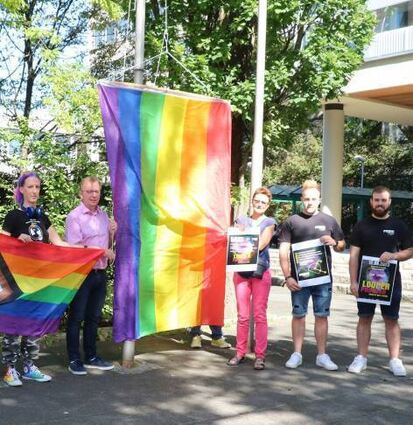 Matthias Baaß und Maria Lauxen-Ulbrich hissen die Regenbogenfahne.