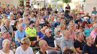Mehrere Hundert Waldhof-Fans verfolgten die vom damaligen Stadionsprecher Gerhard Mandel moderierte Veranstaltung.