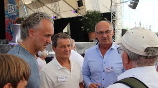 Die ehemaligen Waldhof-Spieler (v.l.) Maurizio Gaudino, Karl-Heinz Bührer und Jürgen Kohler im Gespräch mit Anhängern.