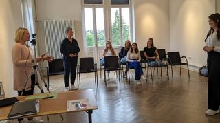 Die Vorbereitungen für die Wahl der 75. Deutschen Weinkönigin im September laufen. Dazu gehört auch ein Kommunikationstraining.