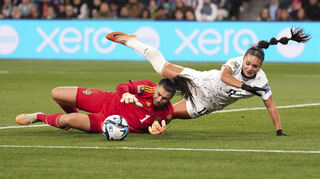 Schwedens Torhüterin Zecira Musovic (li.) gilt bei der Frauen-WM bisher als die beste Ballfängerin des Turniers.