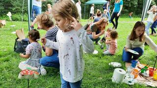 Bei der Aktion Kunterbuntes Biblis bemalen Kinder Holzstecker.