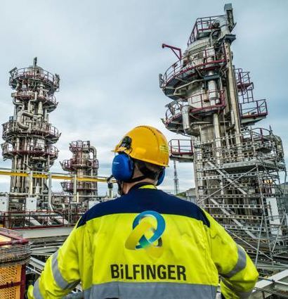Ein Bilfinger-Mitarbeiter vor einer Anlage in Norwegen.