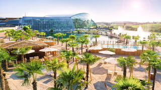 Der Paradise Beach der Badewelt Sinsheim – im Hintergrund die Hügel des Kraichgaus.