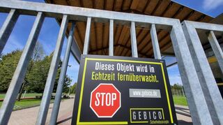 Ein großes Schild am Eingang weist auf die neue Alarmanlage im Sport- und Freizeitzentrum Edingen-Neckarhausen hin, die ab sofort in Betrieb ist.