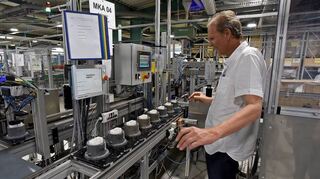 Unternehmer durch und durch: Jürgen Junker beim Rundgang durch die Filter-Fabrik in Sinsheim.