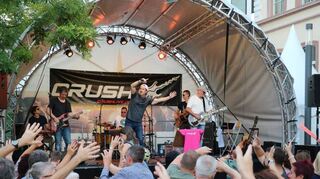 Die Band Crush sorgt auf der Sommerbühne mit einem abwechslungsreichen Musikmix für gute Stimmung.