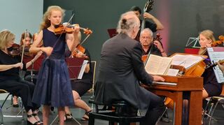 Emilia Gerken als Solistin, am Klavier ist Orchesterleiter Jürgen Weisser.