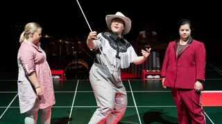 „Der kaukasische Kreidekreis“ wird in einer Fassung von Helgard Haug mit geistig behinderten Schauspielern des Theater HORA gezeigt.