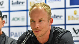 Der neue starke Mann hinter der Bande: Cheftrainer Johan Lundskog soll die neuformierte Mannschaft der Adler Mannheim wieder erfolgreich machen. Die Blau-Weiß-Roten haben dafür an vielen Stellschrauben gedreht.