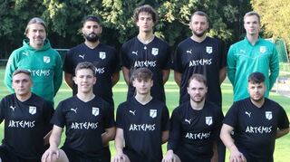 Trainer Thomas Ritz (hinten v. l.) freut sich über die Neuzugänge Onur Egilmez, Timon Hensel, Yannick Brauch, Philipp Schol (Co-