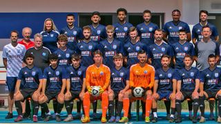 Die Landesliga-Mannschaft des FV Brühl: Physiotherapeutin Caroline Heger (hinten v. l.), David Etzold, Aiman Kurt, Philip Onos, Patrick Morscheid, Franklin Stepanov, Marcel Rummel; Teammanager Johannes Thiel (Mitte v. l.), Vorsitzender Karlheinz Knoll, Thomas Beinig (Betreuer), Aron Späth, Justin Rehberger, Tamino Lechner, Anes Klicic, Milot Berisha (spielender Co-Trainer), Leon Wihler, Frank Allutis (Co-Trainer), Andreas Backmann (Trainer); sowie Kaan Yesilyurt (vorne v. l.), Alkan Albayrak, Vincent Galvan, Elias Geyer, Matteo Mitsch, Mario Priskalo (inzwischen zu Mechtersheim gewechselt), Jonas Can, Fabian Weiß, Filip Riskovski und Thorsten Barth (Sportlicher Leiter).