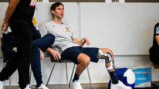 Weltklasse-Linksaußen Uwe Gensheimer fehlt den Löwen verletzt, war als Ansprechpartner für die Jungen aber auch beim Turnier in Altensteig dabei.
