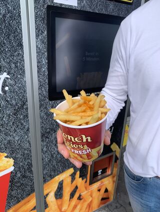 120 Gramm heiße Pommes spuckt der Automat nach 35 Sekunden aus.