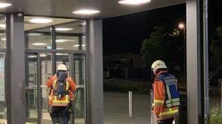 Mit Atemschutzmasken erkundeten die Kräfte die Örtlichkeit.