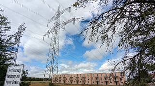 Die Gebäude in der Mozartstraße liegen direkt unter Stromleitungen. Das sorgte in der Vergangenheit immer wieder für Konflikte.