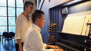 Organist Stefan Schmidt mit Heike Ittmann an der „Großen Blauen“.