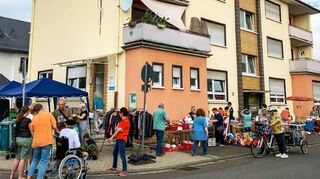 Der Flohmarkt der Gemeinwesenarbeit und des interkulturellen Büros in Bürstadt zieht viele Besucher an – bis der Regen einsetzt.