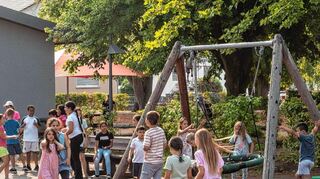 Der frisch sanierte Hof der Astrid-Lindgren-Schule lädt ein zum Spielen und Toben. Das gefällt auch vielen Eltern aus Bürstadt.