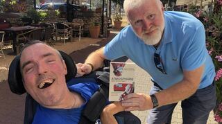 Wenn Fußball ein Stück Lebensfreude bringt: Buchautor Pascal Schotten (l.) und sein Kumpel Walter Metz.